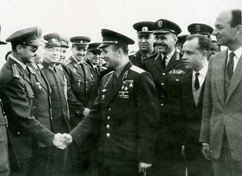 Yuri_Gagarin_and_Zakaria_Mohieddin_05-02-1962_Cairo_Almaza_Air_Base_Egypt