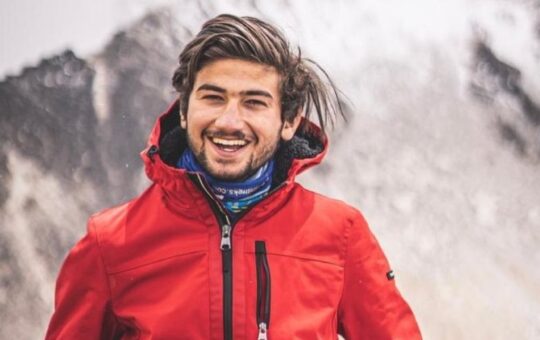 Shahrooz Kashif climbs Mount Everest