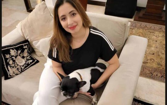 Actress-Komal-Aziz-with-Dog